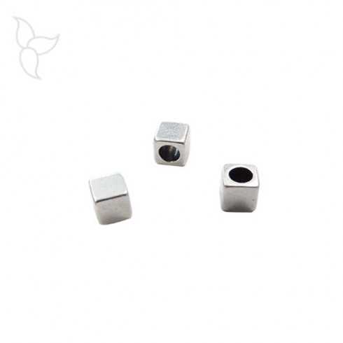 Perles argentées cubiques cuir rond 2 mm