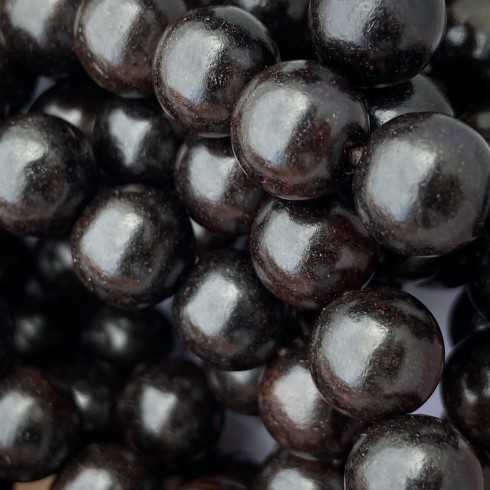 Collier Mala composé de 108 perles de bois de santal foncé.